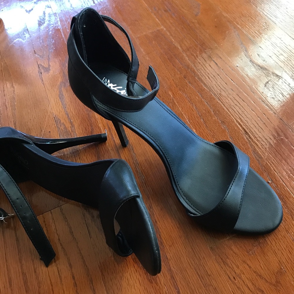 SLEEK BLACK OPEN TOE HEELS.
